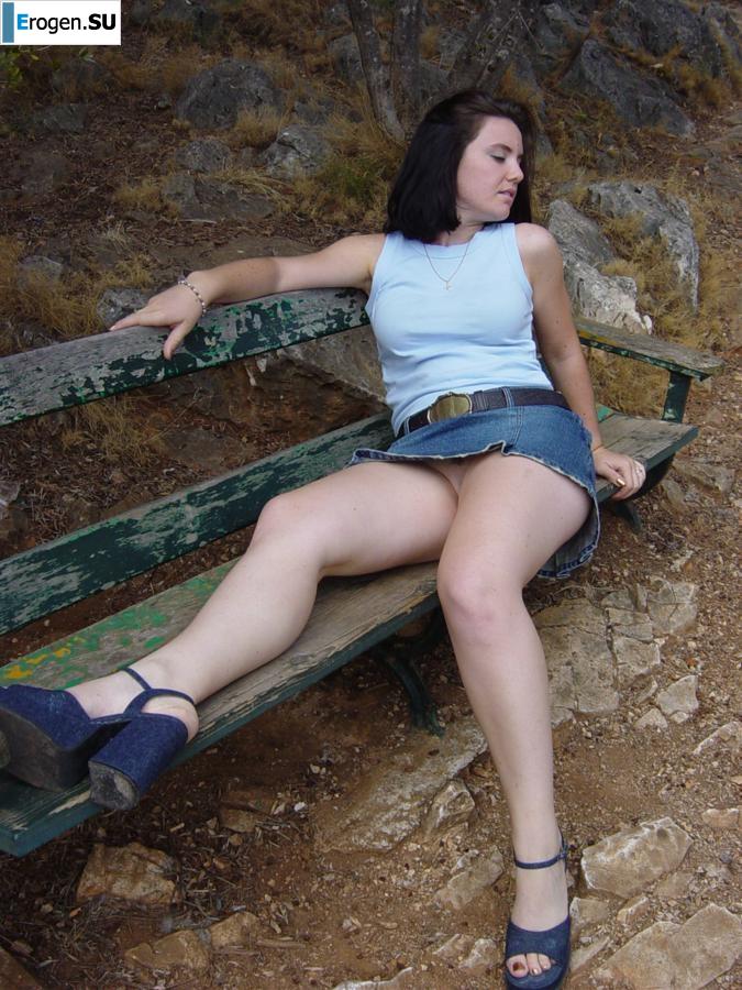 Low-handed brunette. Part 2. Slide 27