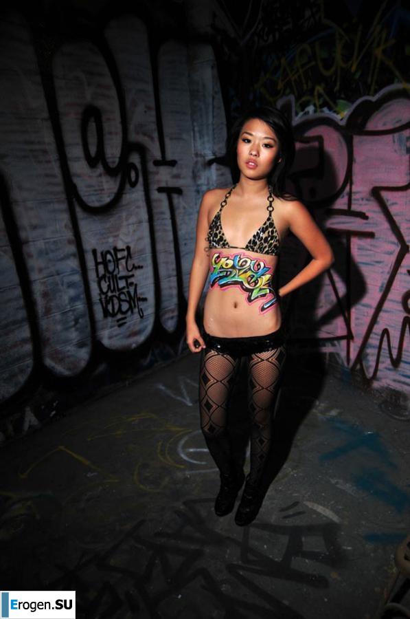 Graffiti on Girls. Photo 2