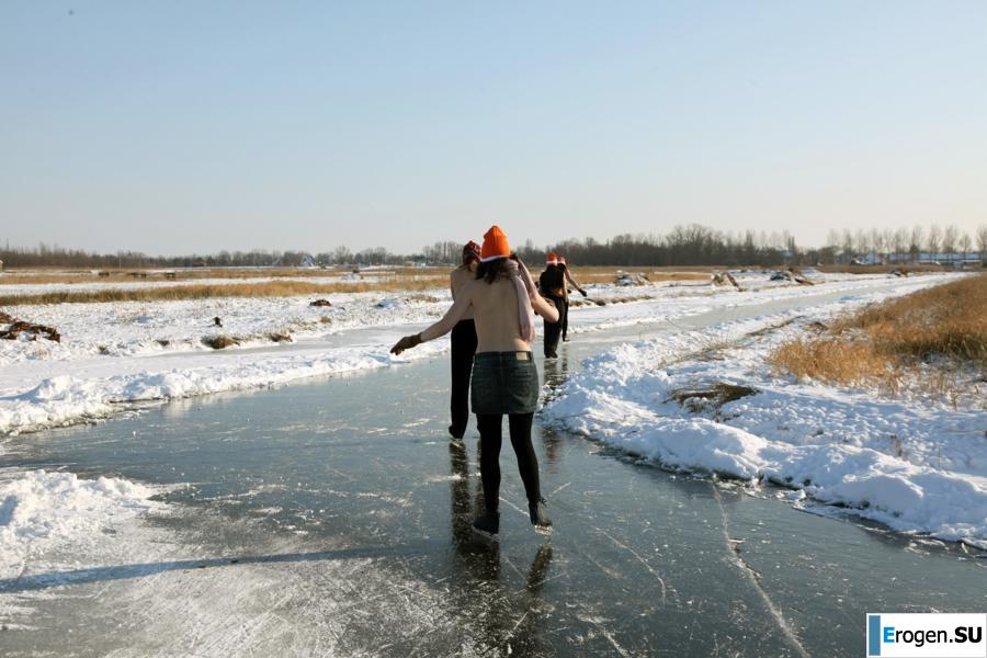 Голландские нудистки зимой. Часть 3. Фото 25