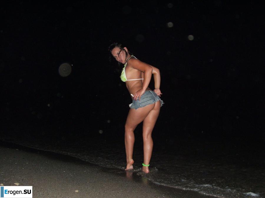 Brunette with forms. Photo 2