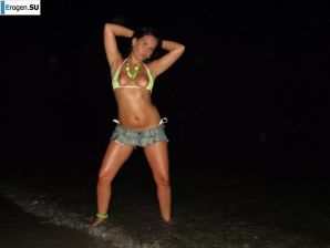 Brunette with forms. Thumb 4