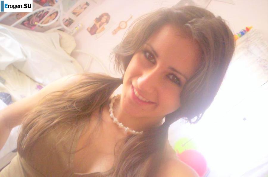 A beautiful Bulgarian poses at home and on the beach. Photo 10