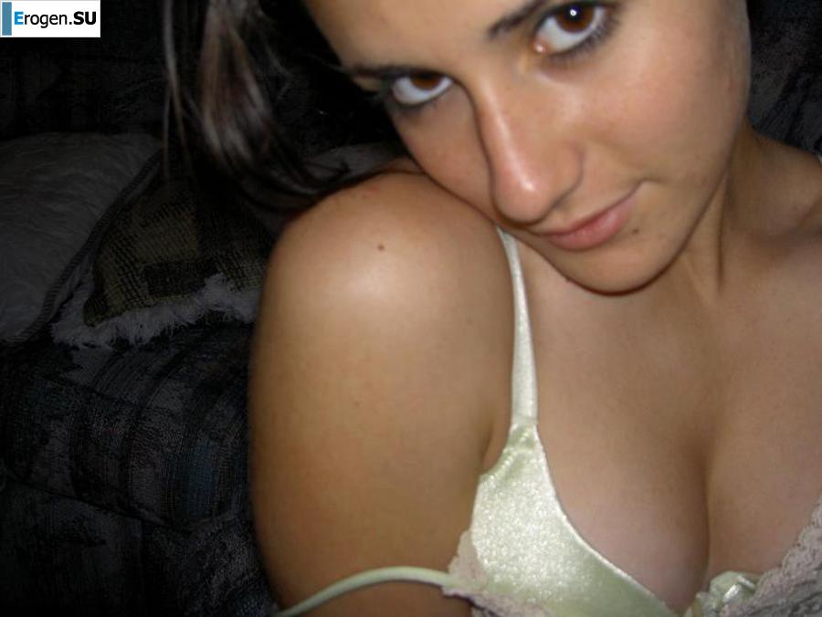 A beautiful Bulgarian poses at home and on the beach. Photo 16