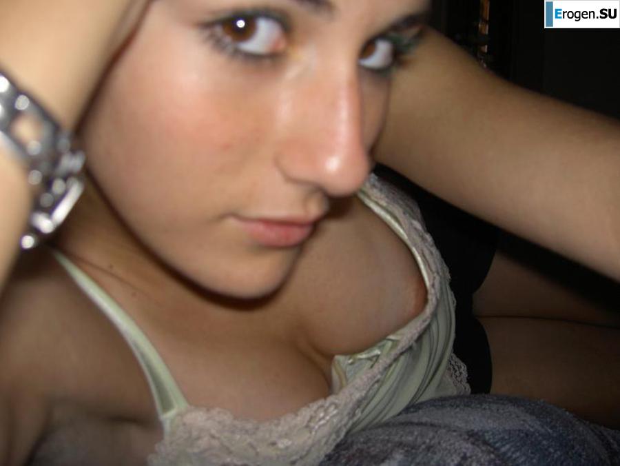 A beautiful Bulgarian poses at home and on the beach. Photo 23