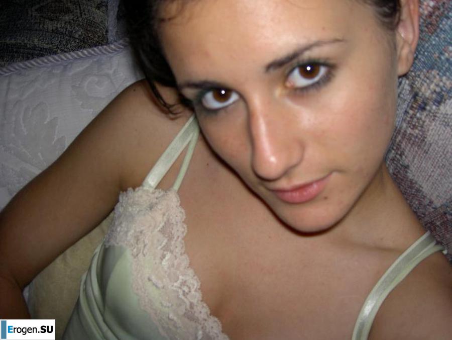 A beautiful Bulgarian poses at home and on the beach. Photo 29