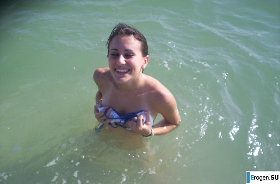 A beautiful Bulgarian poses at home and on the beach. Photo 5