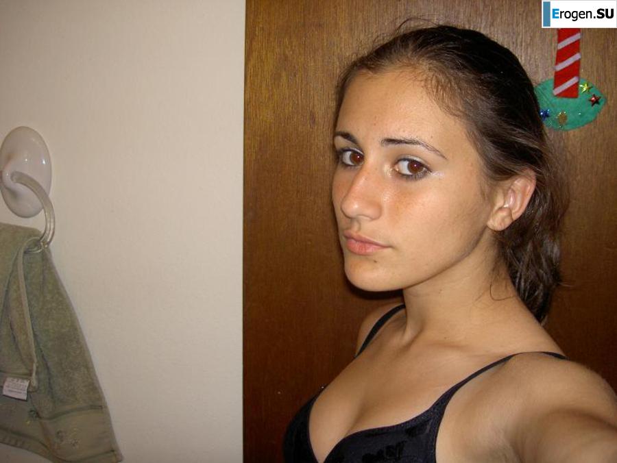 A beautiful Bulgarian posing at home and on the beach. Part 3. Photo 16