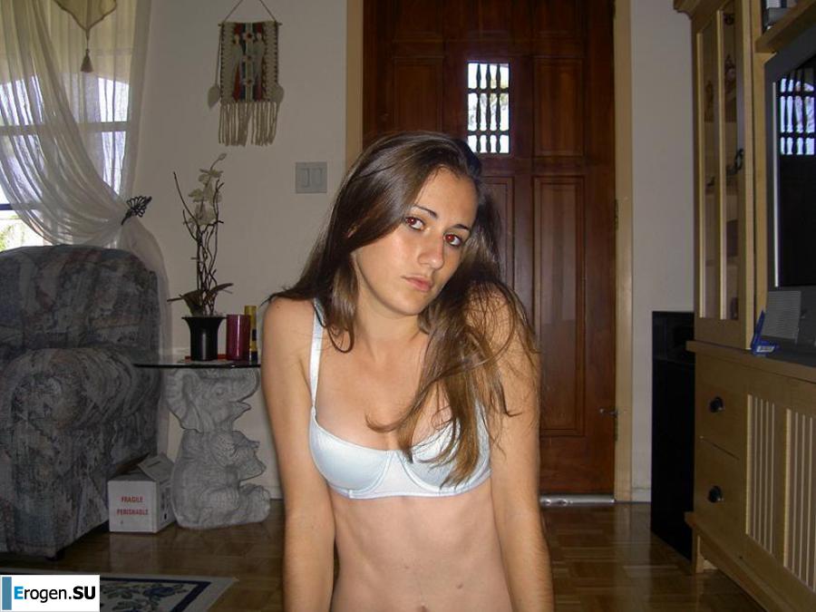 A beautiful Bulgarian posing at home and on the beach. Part 3. Photo 19