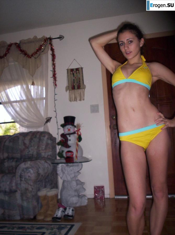 A beautiful Bulgarian posing at home and on the beach. Part 3. Photo 34