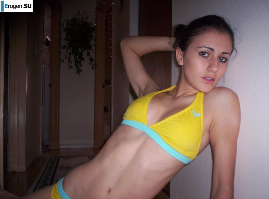 A beautiful Bulgarian posing at home and on the beach. Part 3. Photo 39
