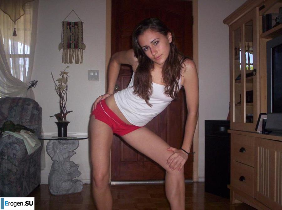 A beautiful Bulgarian posing at home and on the beach. Part 3. Photo 9