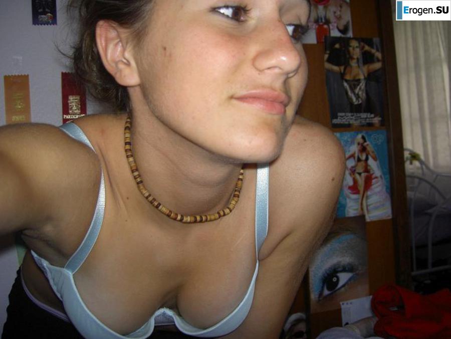 A beautiful Bulgarian posing at home and on the beach. Part 5. Photo 24
