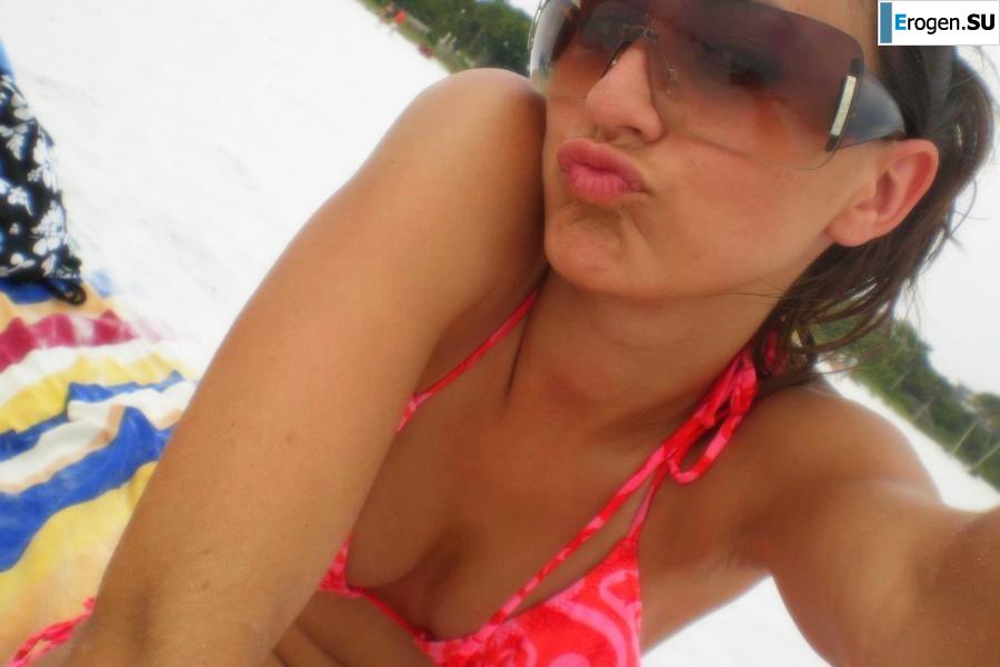 A beautiful Bulgarian posing at home and on the beach. Part 5. Photo 35