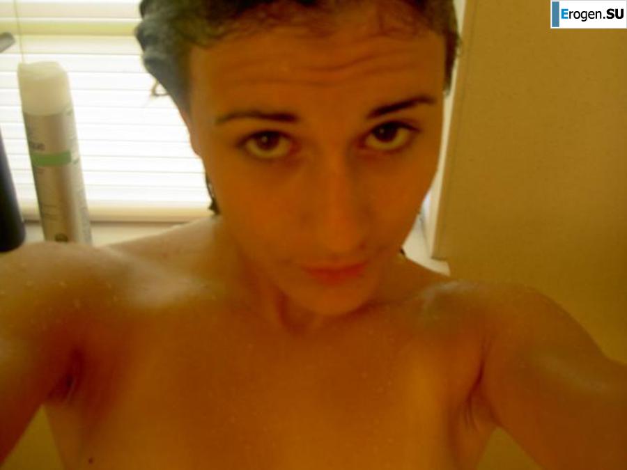 A beautiful Bulgarian posing at home and on the beach. Part 5. Photo 9