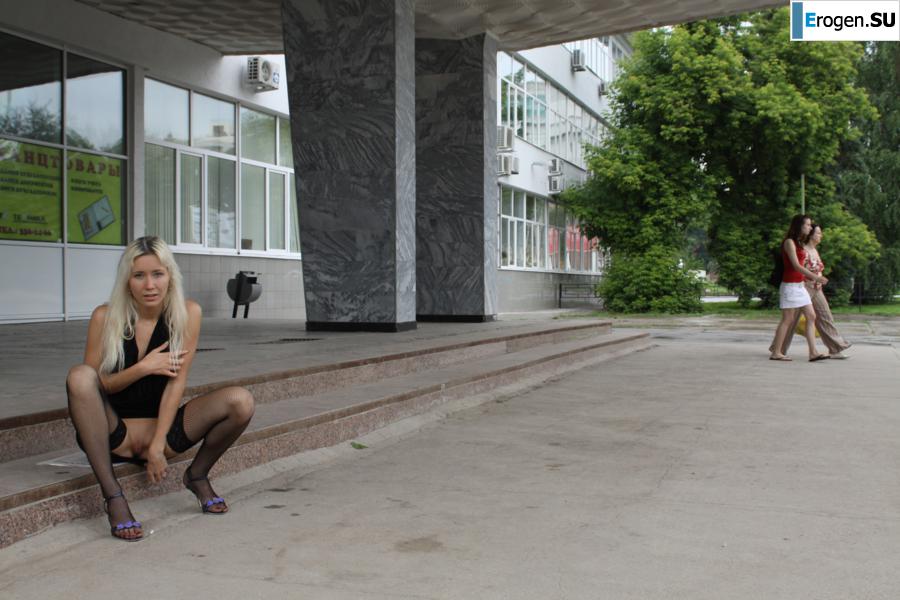 Настя из Самары ходит по городу и показывает себя. Часть 5. Фото 35