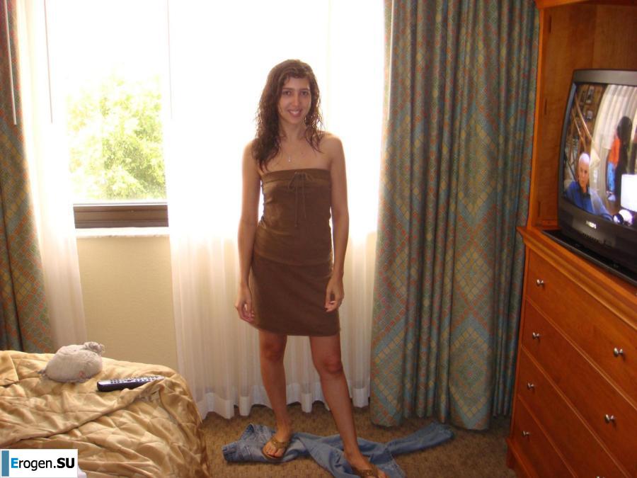 Smiling brunette with everlasting nipples. Photo 17