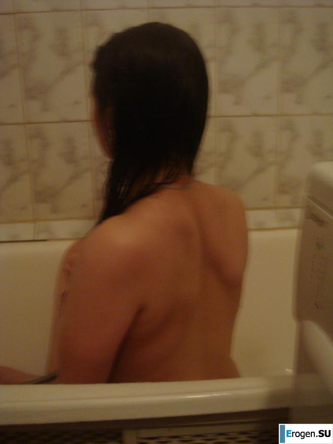 Students take pictures of themselves. Photo 29