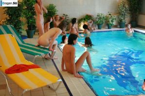 Чешские нудисты в бассейне. Эскиз 27