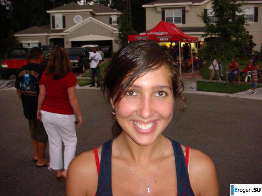 Smiling brunette with everlasting nipples. Part 3. Photo 16