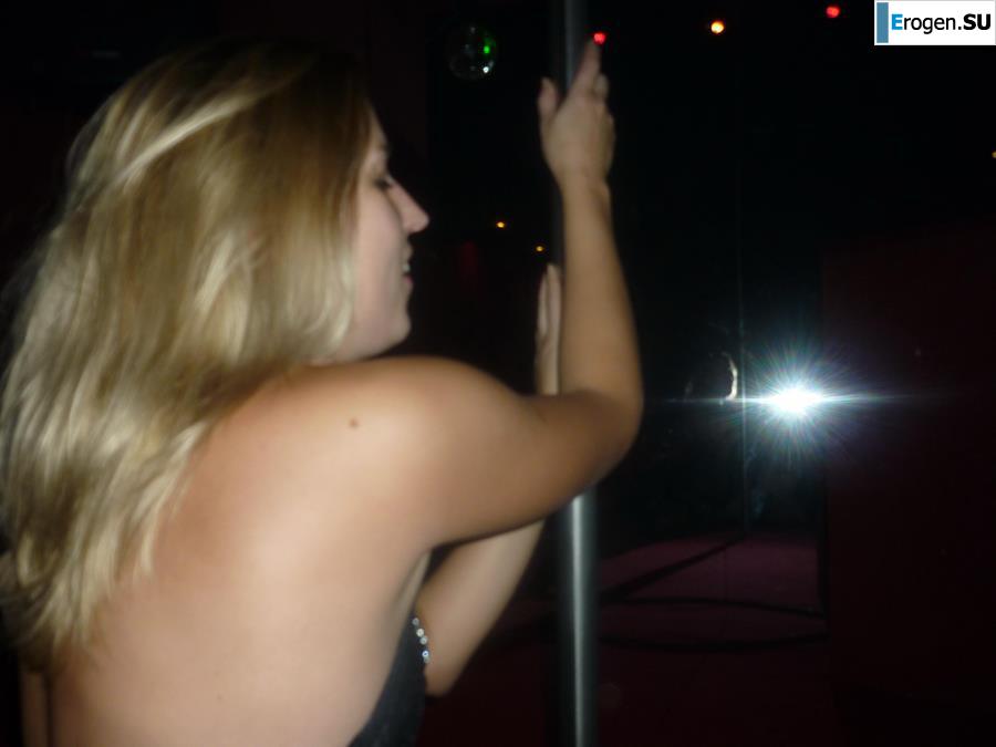 Blonde Exhibitionist without Tits. Photo 5
