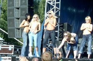 Tits and some pussies at rock concerts. Part 2. Thumb 19