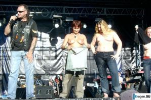 Tits and some pussies at rock concerts. Part 2. Thumb 20