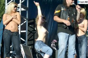 Tits and some pussies at rock concerts. Part 2. Thumb 24