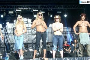 Tits and some pussies at rock concerts. Part 2. Thumb 28