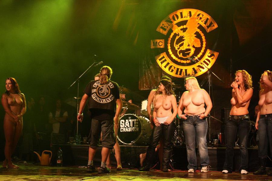 Tits and some pussies at rock concerts. Part 3. Photo 22