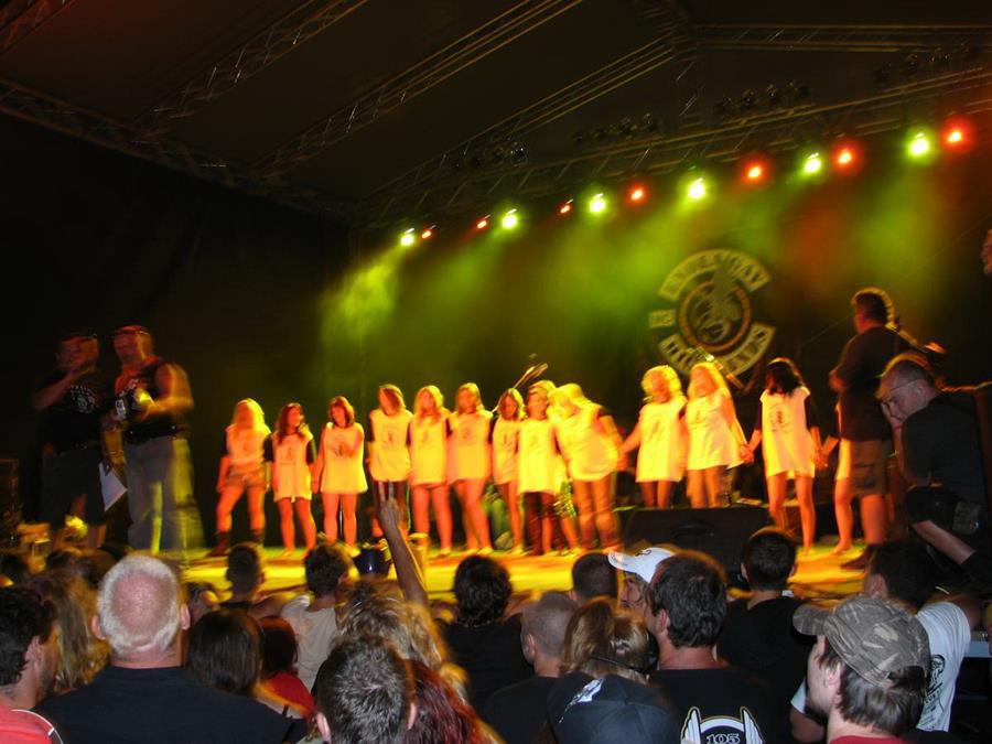 Tits and some pussies at rock concerts. Part 3. Photo 26