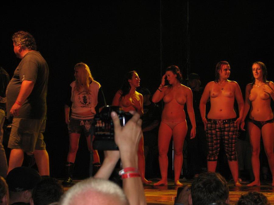 Tits and some pussies at rock concerts. Part 3. Photo 28