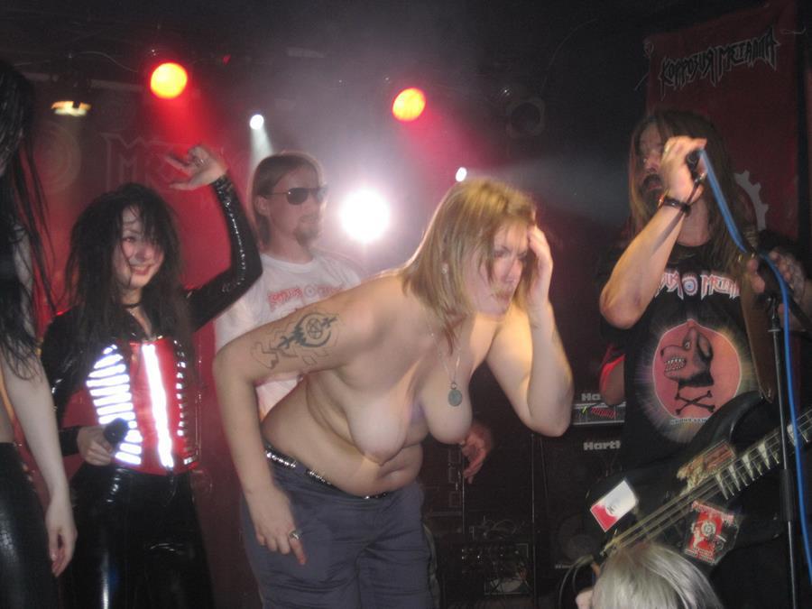Tits and some pussies at rock concerts. Part 3. Photo 31