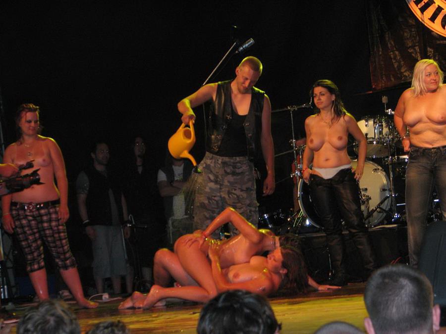 Tits and some pussies at rock concerts. Part 3. Photo 32