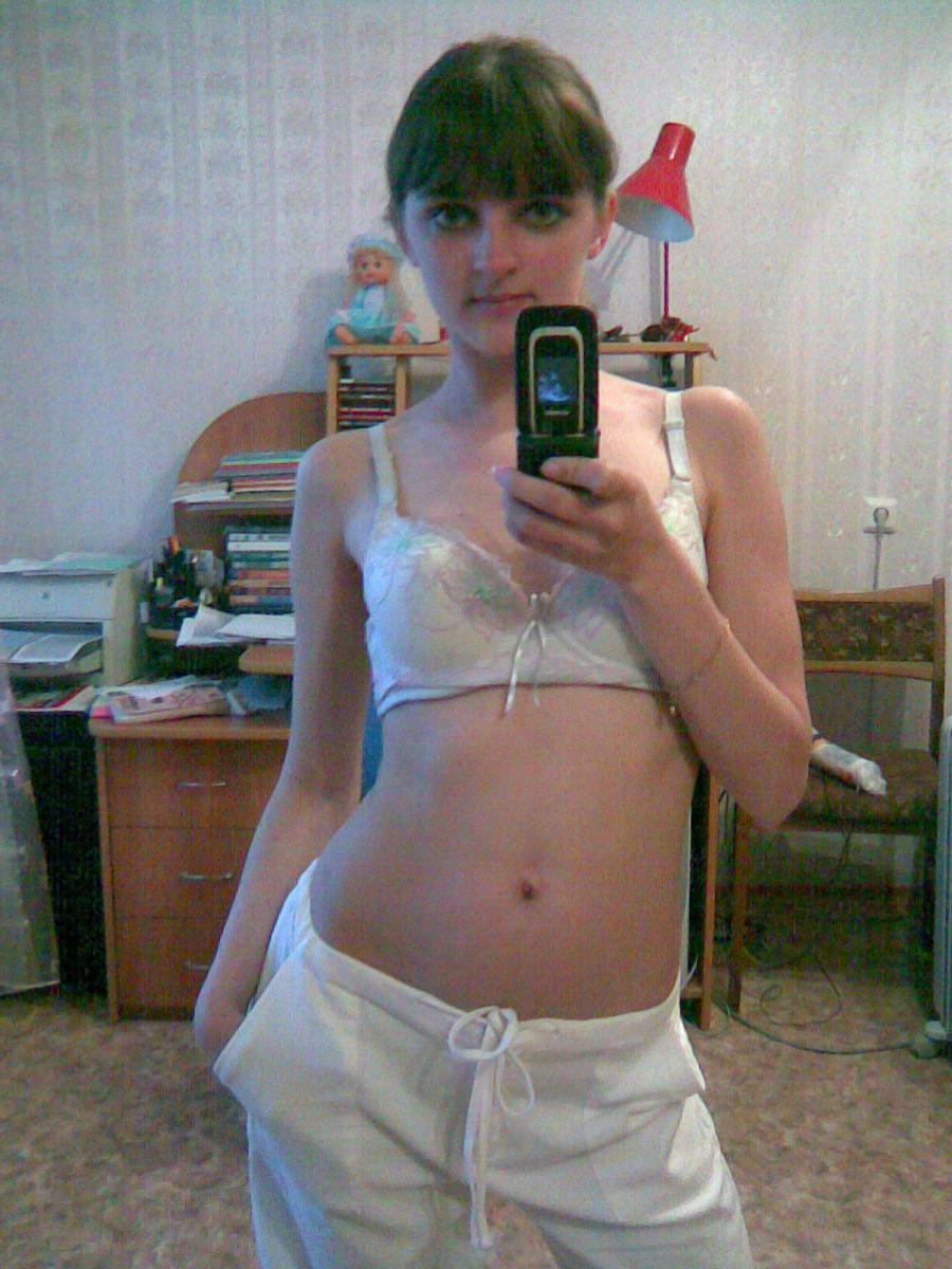 A lover of taking photos of herself on the phone. Photo 9