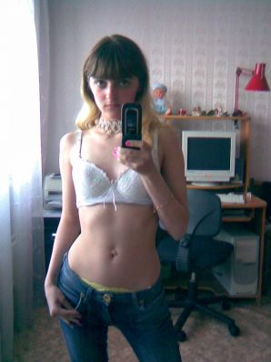 A lover of taking photos of herself on the phone. Thumb 26