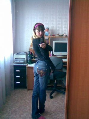 A lover of taking photos of herself on the phone. Thumb 28
