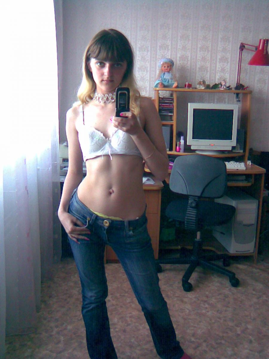 A lover of taking photos of herself on the phone. Part 2. Photo 39