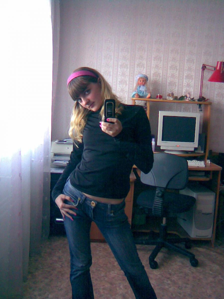 A lover of taking photos of herself on the phone. Part 2. Photo 43