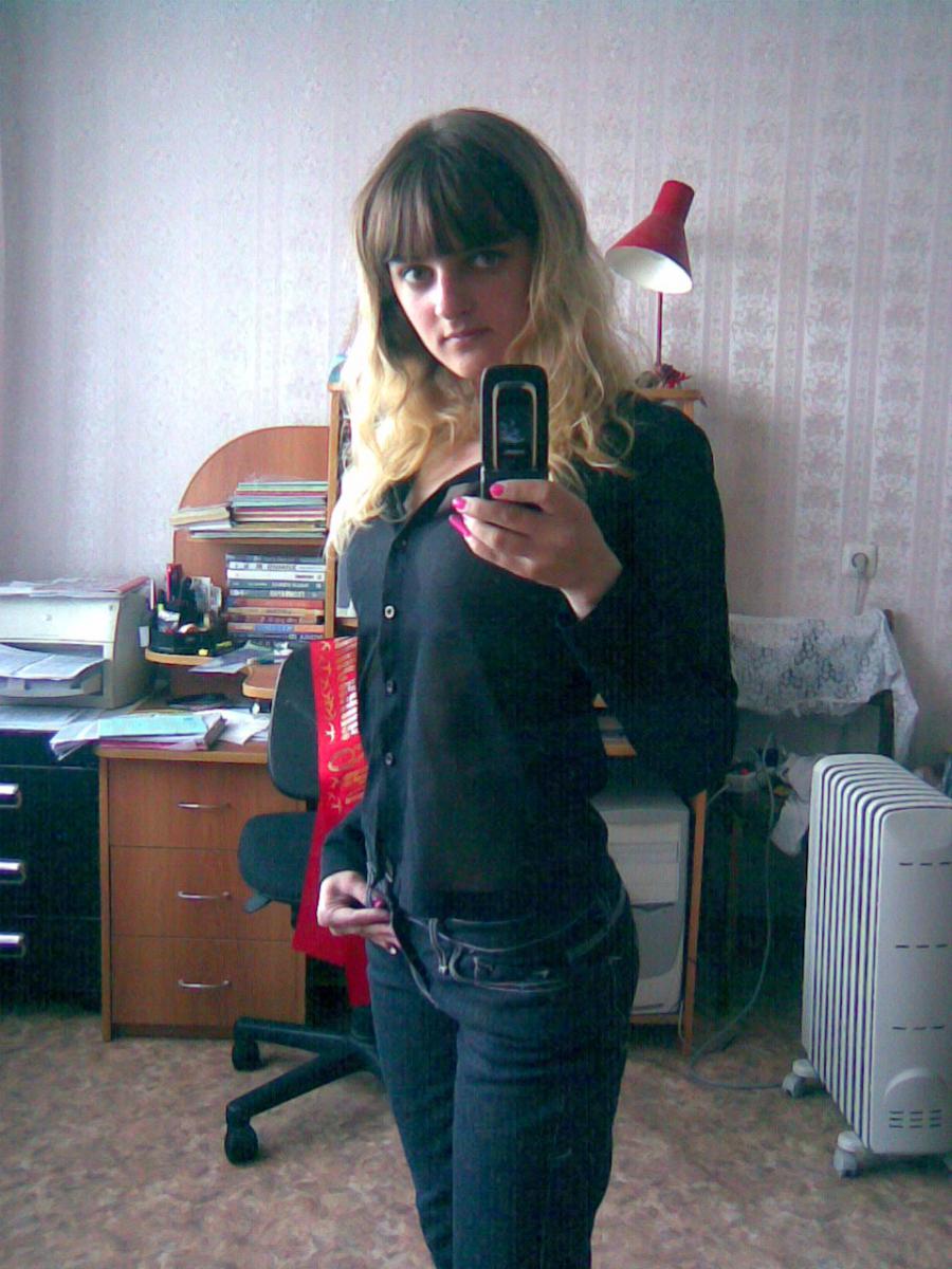 A lover of taking photos of herself on the phone. Part 2. Photo 51