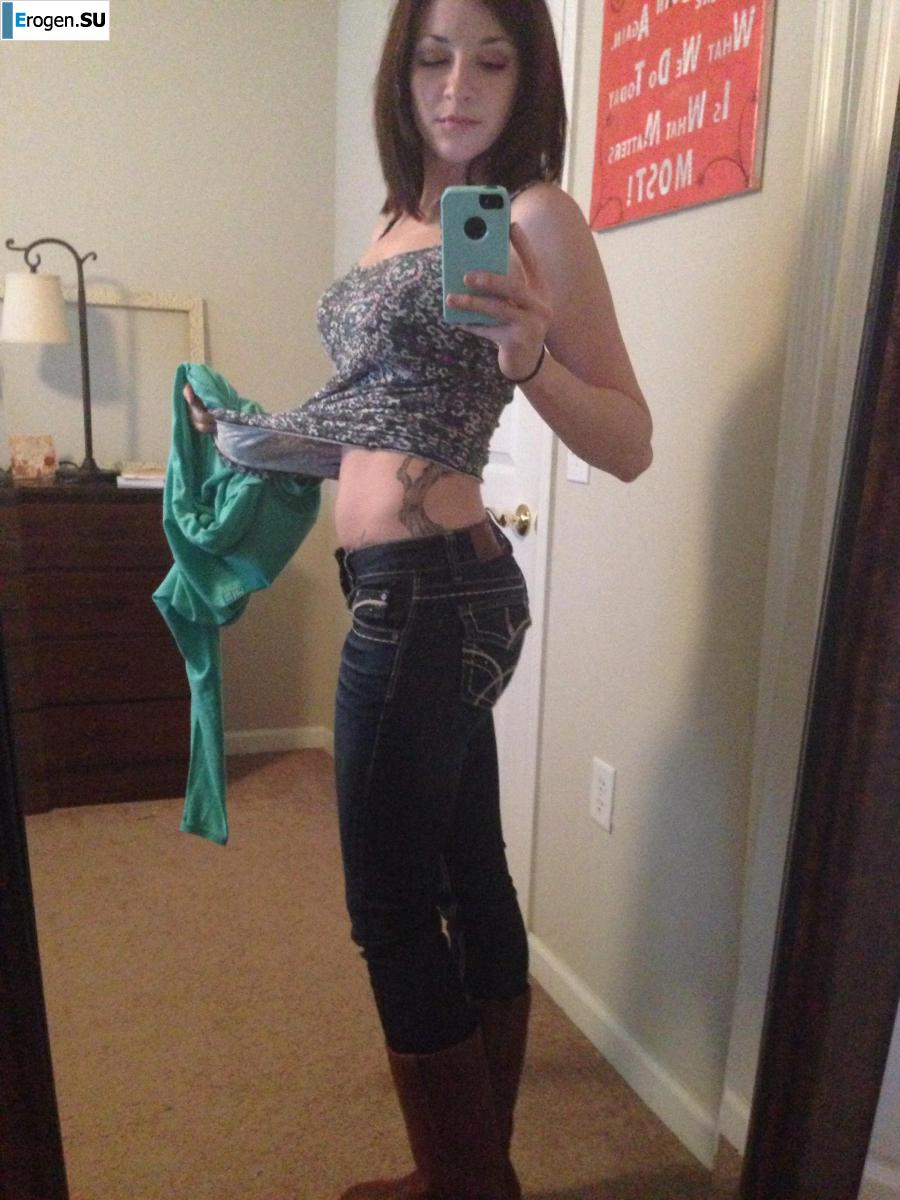 The cheerful young lady makes her selfie. Photo 9