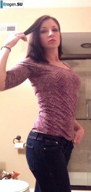 The cheerful young lady makes her selfie. Thumb 24