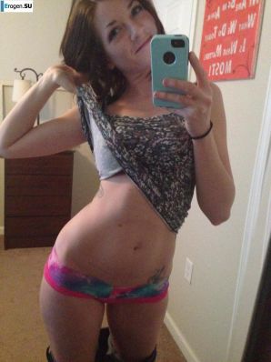 The cheerful young lady makes her selfie. Thumb 8