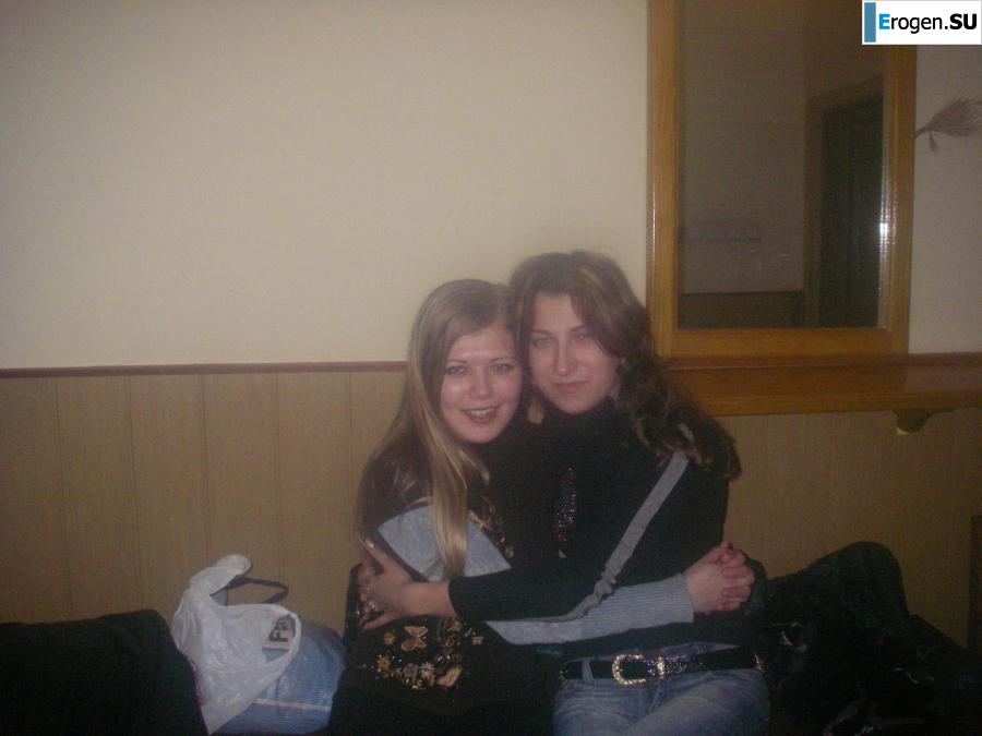 Girlfriends at a Bachelorette Party. Photo 11