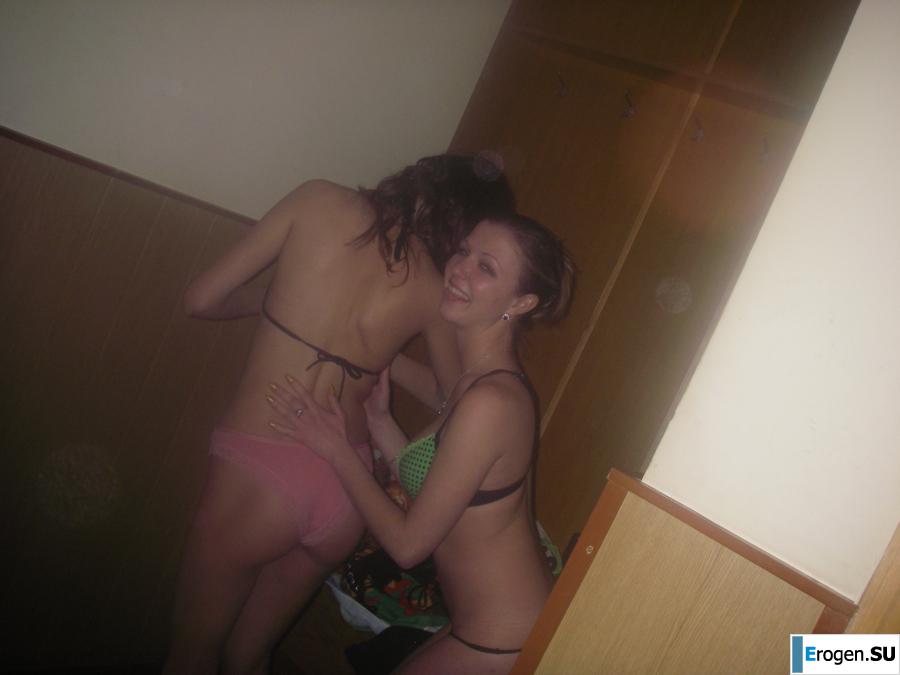 Girlfriends at a Bachelorette Party. Photo 16