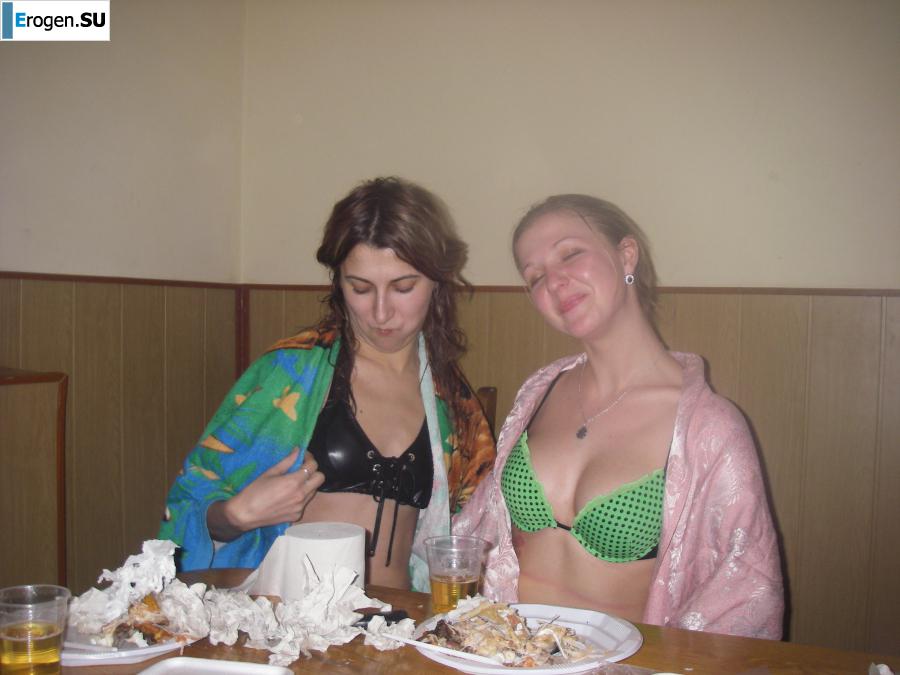 Girlfriends at a Bachelorette Party. Photo 22