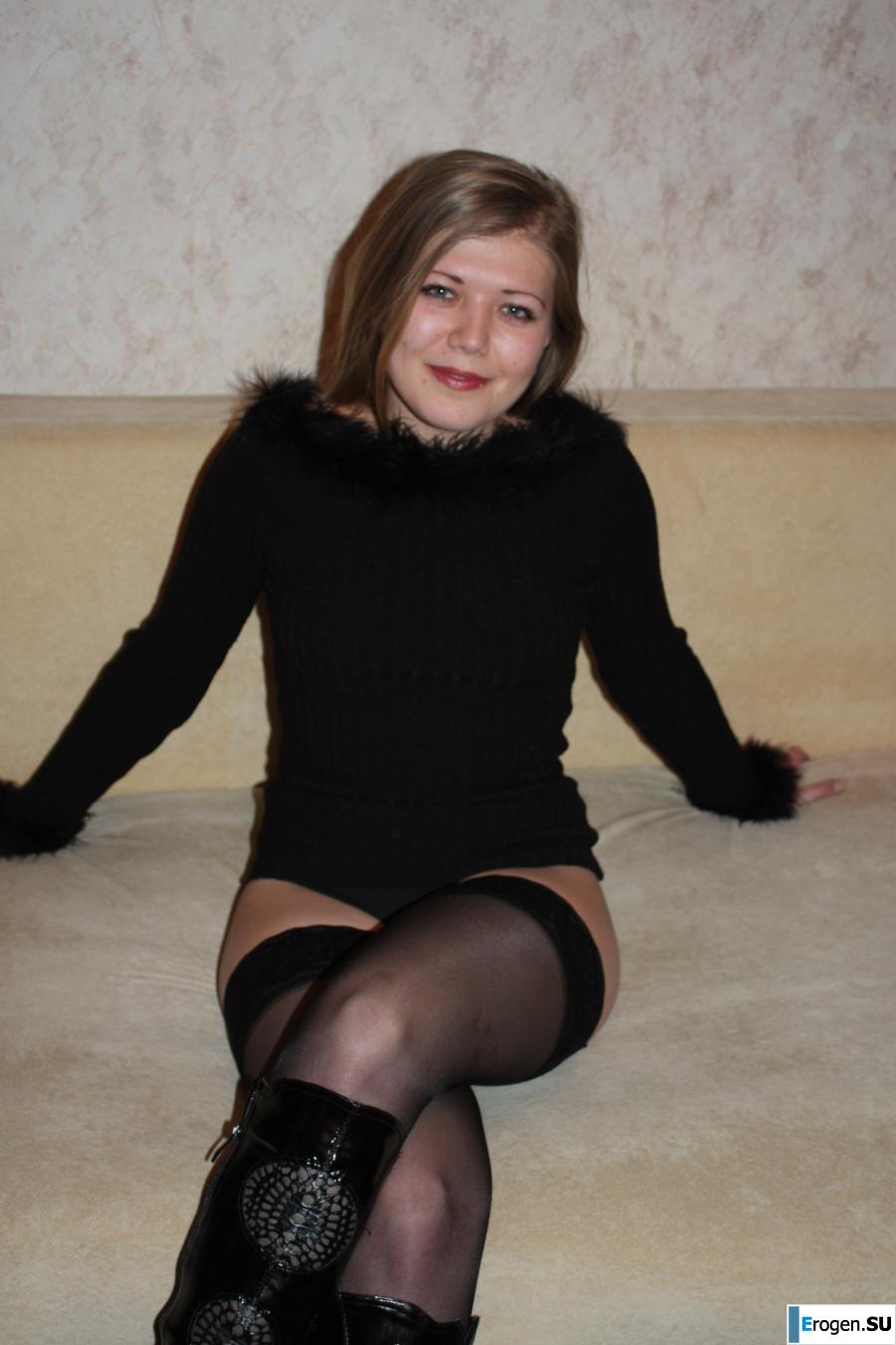 Beauty on the red chair. Photo 18