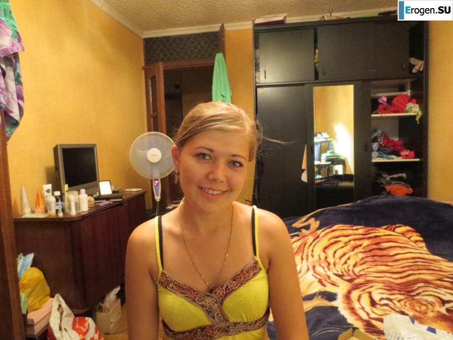 Beauty on the red chair. Photo 35