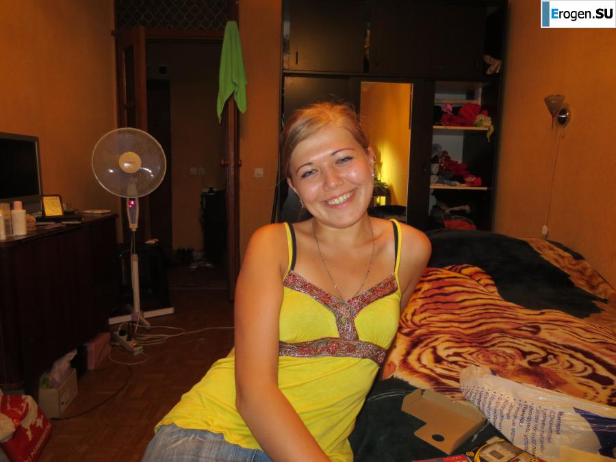 Beauty on the red chair. Photo 36