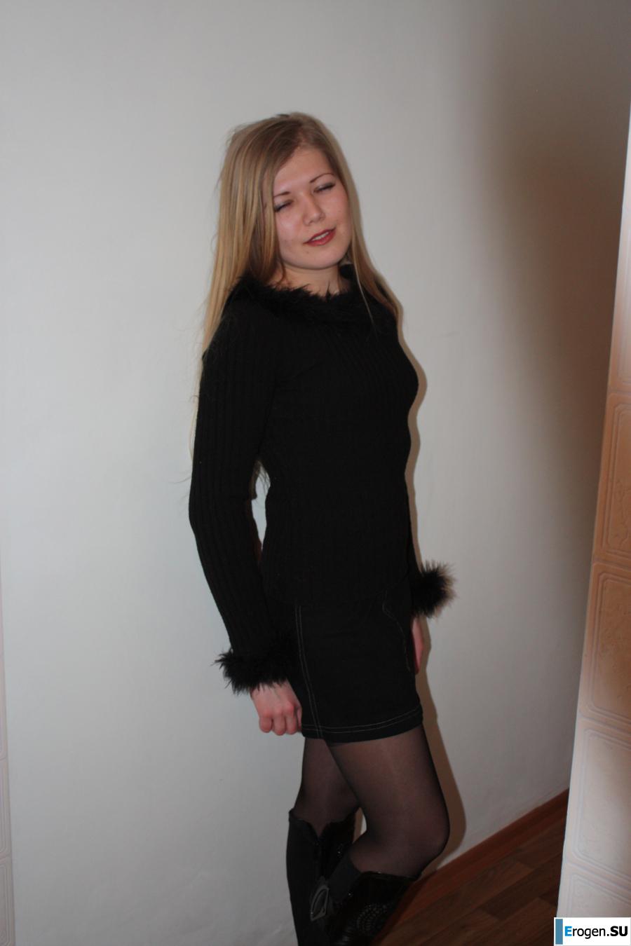 Beauty on the red chair. Photo 5