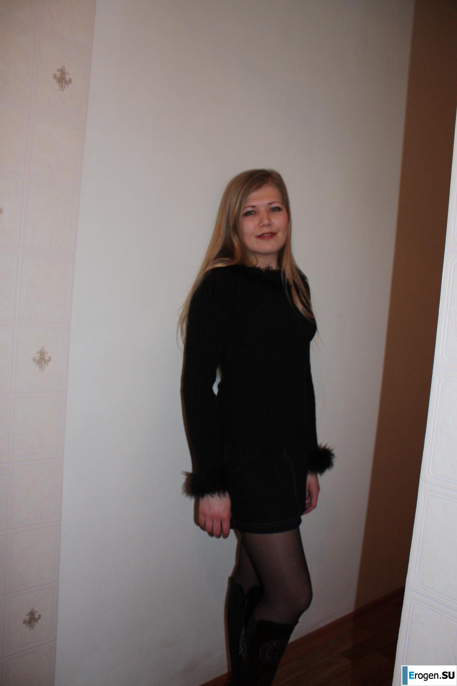 Beauty on the red chair. Photo 7